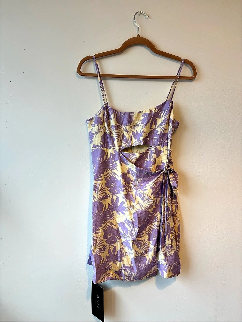 ASTR The Label Floral Keyhole Wrap Dress Lavender & beige M